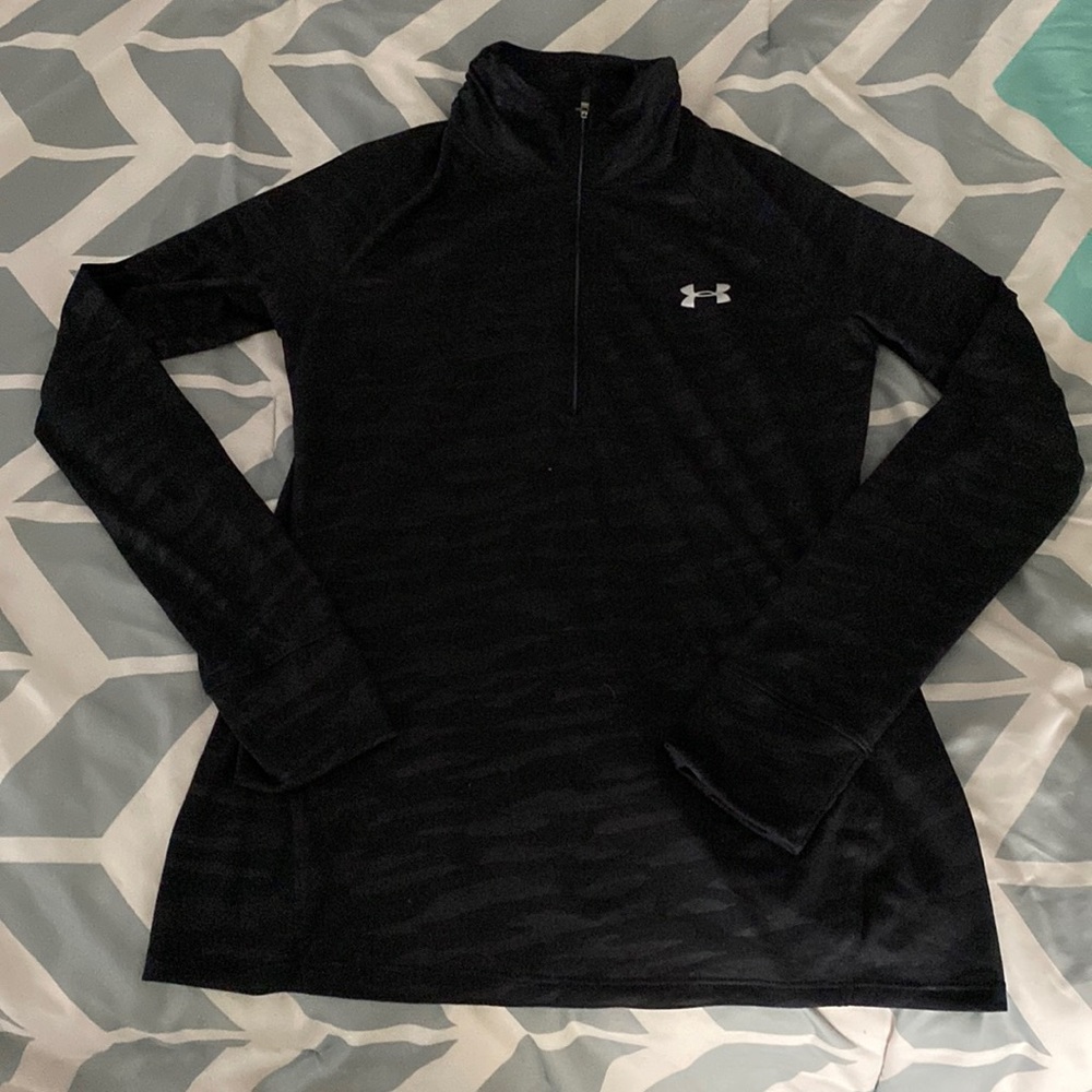 Under Armour Semi Fitted Women’s lightweight pullover. Black Small